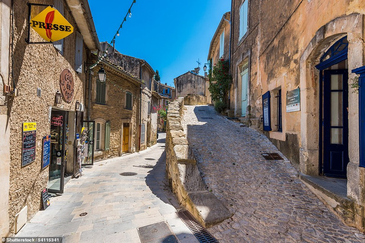 Ménerbes thuộc tỉnh Vaucluse, vùng Provence-Alpes-Côte d’Azur ở đông nam nước Pháp. Ngôi làng này nằm ở khu vực có độ cao trung bình 244 mét trên mực nước biển. Theo Daily Mail, nhiều họa sĩ, trong đó có Picasso, bị cuốn hút bởi nét chân thực của ngôi làng này.