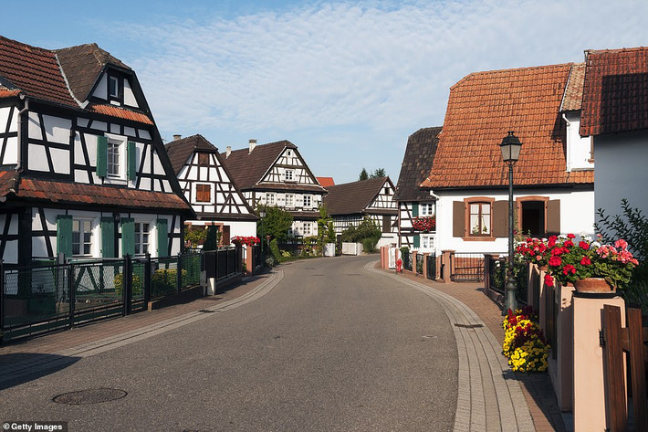 Theo Daily Mail, Hunspach ở vùng Alsace là một trong những ngôi làng xinh đẹp nhất nước Pháp năm 2020. Làng Hunspach có 652 cư dân sinh sống, nổi tiếng với những ngôi nhà khung gỗ màu trắng từ thế kỷ 18. (Nguồn: Daily Mail)