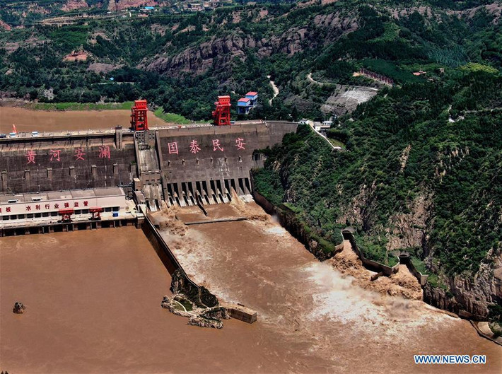 Đập Tam Môn Hiệp là công trình đa chức năng, bao gồm kiểm soát lũ và băng tuyết, tưới tiêu, thủy điện và giao thông. Thân đập có dòng chữ "Hoàng Hà sóng lặng, quốc thái dân an".
