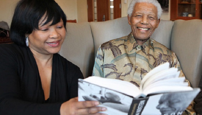 Bà Zindzi Mandela nổi tiếng thế giới vào năm 1985. Khi đó, Tổng thống Nam Phi là PW Botha, người theo chế độ phân biệt chủng tộc Apartheid, đề nghị thả cha bà, ông Nelson Mandela, ra khỏi nhà tù nếu ông từ bỏ các cuộc biểu tình chống phân biệt chủng tộc. Bà Zindzi là người đã đọc thư từ chối lời đề nghị trên. Ảnh: BF.