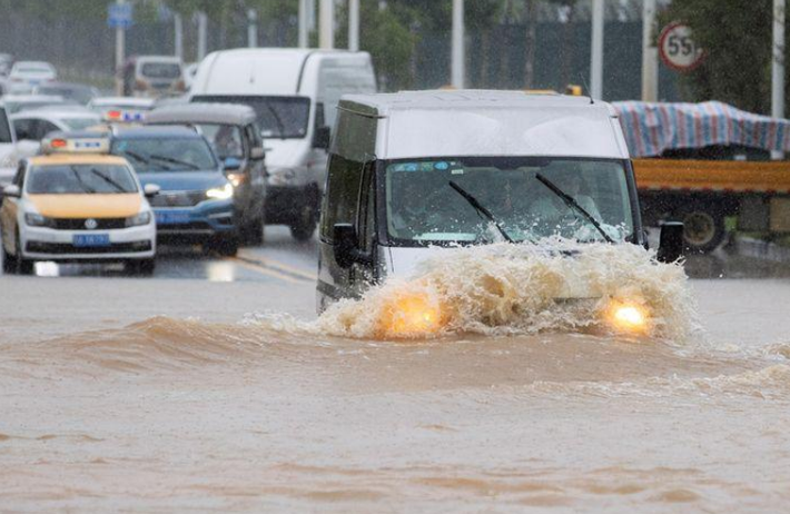 Theo Reuters ngày 6/7, sau nhiều ngày mưa lớn khiến đường phố Vũ Hán chìm trong biển nước, giới chức thành phố này đã nâng mức độ ứng phó khẩn cấp kiểm soát lũ từ cấp 3 lên cấp 2. Ảnh: Reuters.