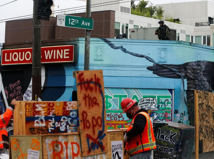 Hoạt động giải tỏa được tiến hành sau khi Thị trưởng Seattle Jenny Durkan tuyên bố đây là "cuộc tụ tập bất hợp pháp".