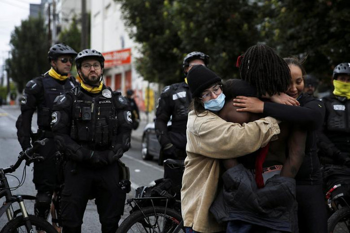Hành động này diễn ra sau khi cảnh sát Seattle ở tòa nhà East Precinct di chuyển rào chắn ngăn đường phố và rời đồn cảnh sát nhằm giảm bớt căng thẳng giữa người biểu tình và lực lượng hành pháp sau cái chết của người da màu George Floyd hôm 25/5.