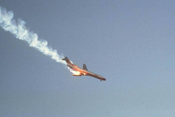 Vào năm 1978, chuyến bay 182 của hãng hàng không Pacific Southwest đã đâm vào đuôi của chiếc máy bay khác là Cessna 172. Bức ảnh ghi lại khoảnh khắc máy bay đang bốc cháy và lao xuống bên dưới.