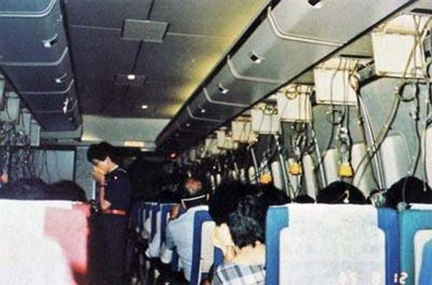 Sau khi cất cánh ít phút, một bộ phận của máy bay 123 thuộc hãng hàng không Nhật Bản bốc cháy. Máy bay mất kiểm soát, đâm thẳng xuống núi Takamagahara. Trong tổng số 520 hành khách chỉ có 4 người sống sót.