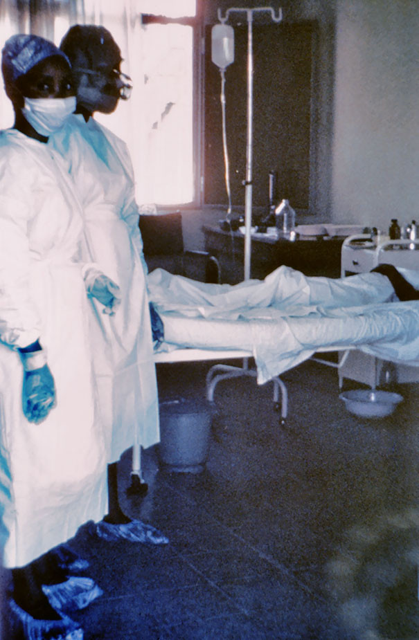 Mayinga N'Seka (bên trái) là một y tá ở tuyến đầu trong cuộc chiến chống dịch Ebola năm 1976. Thế nhưng chính cô đã mắc phải căn bệnh đáng sợ ấy và qua đời không lâu sau đó.