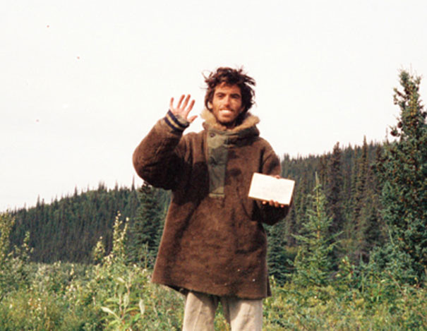 Bức ảnh "kẻ lang thang" Christopher McCandless tự ghi lại trước khi anh bỏ mạng vì đói và khát trong một chiếc túi ngủ trên xe buýt ở nơi rừng thiêng nước độc.