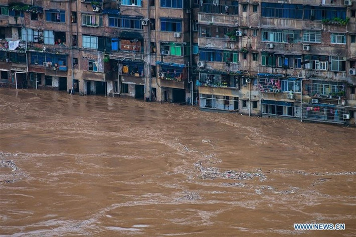 Ước tính, 8.000 ngôi nhà đã bị phá hủy và 97.000 ngôi nhà bị hư hại, thiệt hại lên tới 25,7 tỷ nhân dân tệ (tương đương 3,6 tỷ USD). Ảnh: Nước lũ "bao vây" một khu dân cư ở quận Kỳ Giang, thành phố Trùng Khánh, hôm 1/7. Ảnh: News.cn.