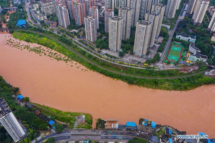 Ngày 2/7, Cơ quan Khí tượng Trung Quốc đã phát cảnh báo mưa lớn khắp Trung Quốc ngày thứ 31 liên tiếp. Những trận mưa lớn kéo dài đã gây ra lũ lụt tại nhiều khu vực, làm ảnh hưởng đến cuộc sống của hàng triệu người dân nước này. Ảnh: News.cn.