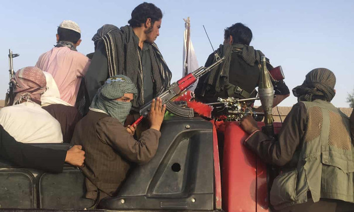 "Chúng (lực lượng Taliban) gõ cửa nhà Gul lúc 1 giờ sáng ngày 17/7. Khi mẹ của Gul thấy chúng mang vũ khí, bà từ chối mở cửa. Ngay lập tức, chúng bắn chết bà ấy và xông vào nhà bắn cha của Gul", phát ngôn viên Thống đốc tỉnh, Mohamed Aref Aber, cho biết. Ảnh: AP.