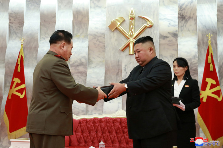 Trước đó, ngày 26/7, ông Kim Jong-un đã trao tặng các khẩu súng lục đặc biệt mang tên ngọn núi thiêng Paektu (Trường Bạch) cho các quan chức quân đội cấp cao nước này.