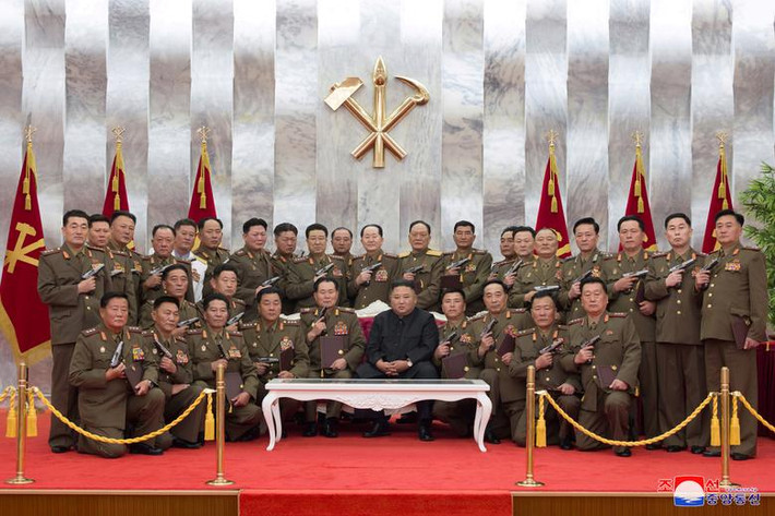 Ông Kim Jong-un chụp ảnh cùng các quan chức quân đội.