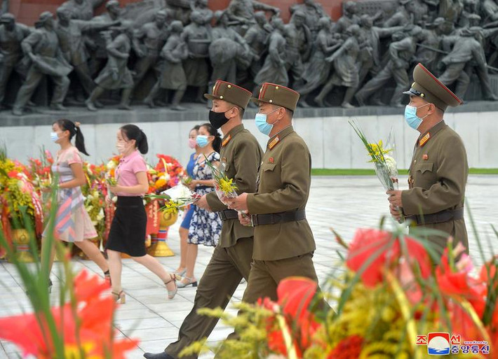 Người dân Triều Tiên dâng hoa tưởng niệm trước tượng đài lãnh tụ Kim Il-Sung và cố Chủ tịch Kim Jong-il ở Bình Nhưỡng nhân dịp kỷ niệm 67 năm Ngày ký Hiệp định đình chiến.