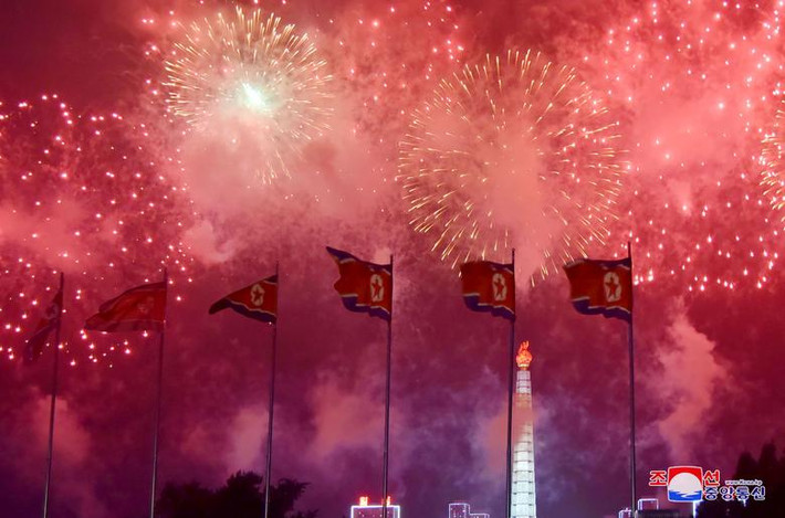 Hiệp định đình chiến được ký kết ngày 27/7/1953 để tạm thời chấm dứt chiến tranh liên Triều. Về mặt lý thuyết, Triều Tiên và Hàn Quốc hiện vẫn đang trong tình trạng chiến tranh. Được biết, Triều Tiên đã đặt tên cho ngày 27/7 là Ngày Chiến thắng. Mời độc giả xem thêm video: Triều Tiên cho nổ văn phòng liên lạc liên Triều (Nguồn video: VTC Now)