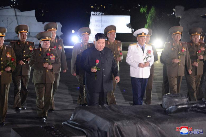 Hãng thông tấn trung ương Triều Tiên (KCNA) đưa tin, nhà lãnh đạo Kim Jong-un đã đến thăm nghĩa trang liệt sĩ ở thủ đô Bình Nhưỡng hôm 27/7 nhân kỷ niệm 67 năm ngày ký Hiệp định đình chiến, kết thúc cuộc chiến tranh liên Triều. (Nguồn ảnh: Reuters/KCNA)
