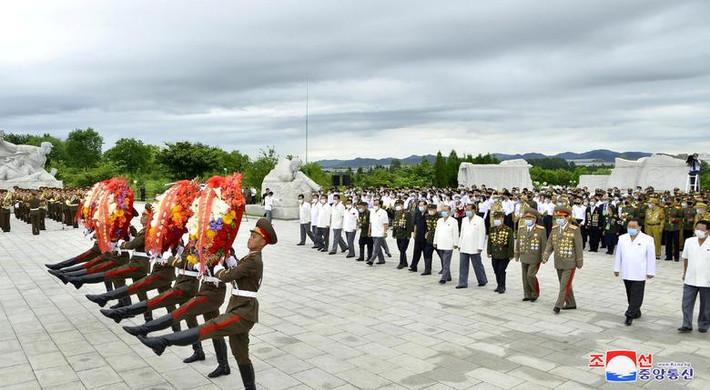 Dâng hoa tưởng niệm tại nghĩa trang liệt sĩ ở ngoại ô thủ đô Bình Nhưỡng.