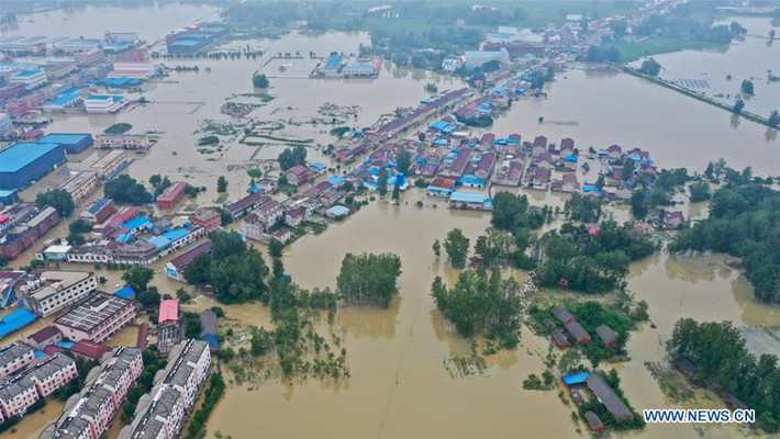 Sào Hồ, hồ nước ngọt lớn thứ 5 của Trung Quốc và thuộc tỉnh An Huy, ghi nhận mực nước dâng cao kỷ lục vào ngày 19/7 sau những trận mưa to liên tiếp. Mực nước đo được ở hai trạm thủy văn của Sào Hồ lần lượt là 12,82 m và 12,77 m vào trưa ngày 19/7, cao hơn mốc kỷ lục trước đó được ghi nhận vào tháng 7/1991. Ảnh: Xinhua.