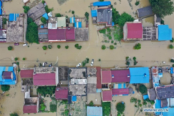Ảnh chụp thị trấn Guzhen, thuộc tỉnh An Huy ở phía đông Trung Quốc, từ trên không. Kể từ ngày 2/7, những trận mưa to liên tiếp đã ảnh hưởng đến cuộc sống của 3,64 triệu dân tại tỉnh này, buộc hơn 600.000 người phải sơ tán khỏi nơi cư trú. Ảnh: Xinhua.