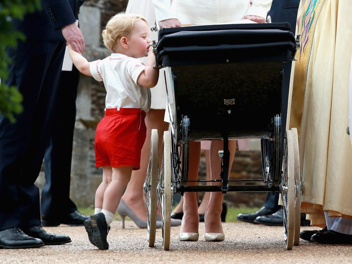 George kiễng chân lên để nhìn em gái, tiểu Công chúa Charlotte. Được biết, George và Charlotte cách nhau 1 năm 10 tháng tuổi.