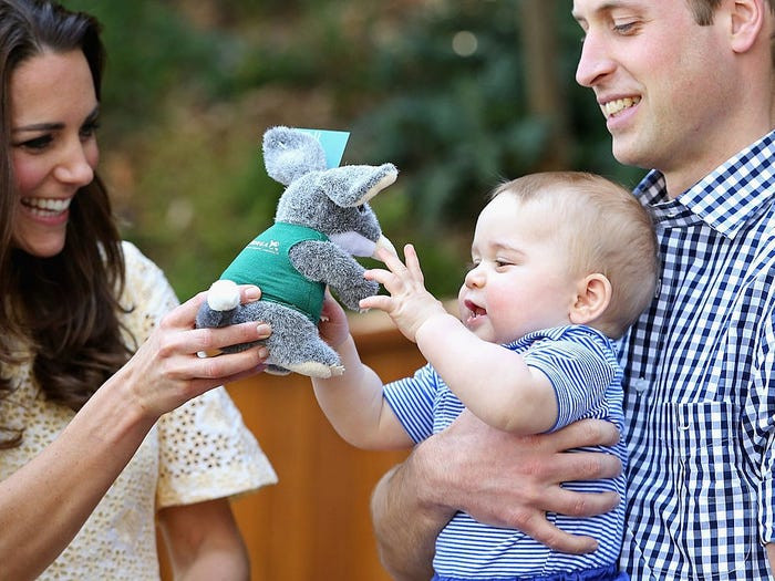 Tiểu Hoàng tử George, con trai cả của Hoàng tử Anh William và Công nương Kate Middleton, thích thú khi được nhận một con thú bông.