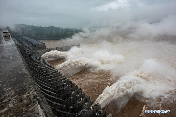 Hồi đầu tháng 7, một tài khoản Twitter của Trung Quốc đăng tải hai bức ảnh so sánh đập Tam Hiệp, trong đó có bức ảnh cho thấy con đập này dường như đang bị biến dạng. Ảnh: THX.
