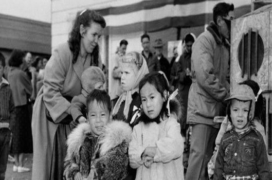 Các em nhỏ ở Alaska đón Ngày Quốc khánh 4/7 vào năm 1955.