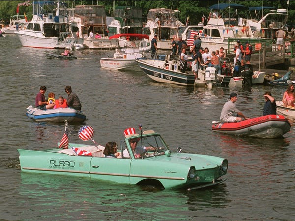 Người dân ở Esplanade, Boston, đón mừng Ngày Quốc khánh trên thuyền vào năm 1996.