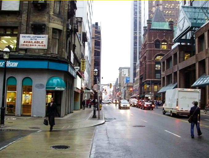 Phố Yonge thay đổi nhiều qua thời gian.