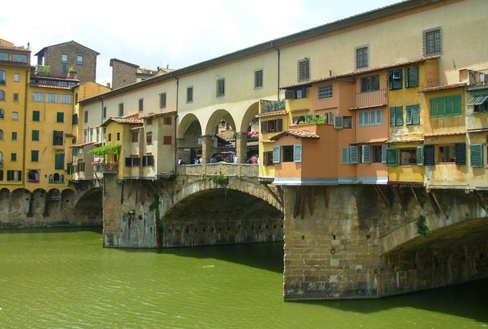 Cây cầu Ponte Vecchio nổi tiếng với những cửa hàng được xây dọc theo cầu.