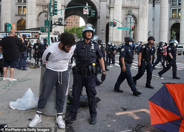 Thị trưởng de Blasio cũng đã đưa ra các cải cách tư pháp hình sự, bao gồm những thay đổi cho phép hàng chục tội danh được bảo lãnh. Điều này có nghĩa là những đối tượng có hành vi bạo lực bị bắt giữ có thể được phóng thích trên đường phố. Ảnh: Getty.