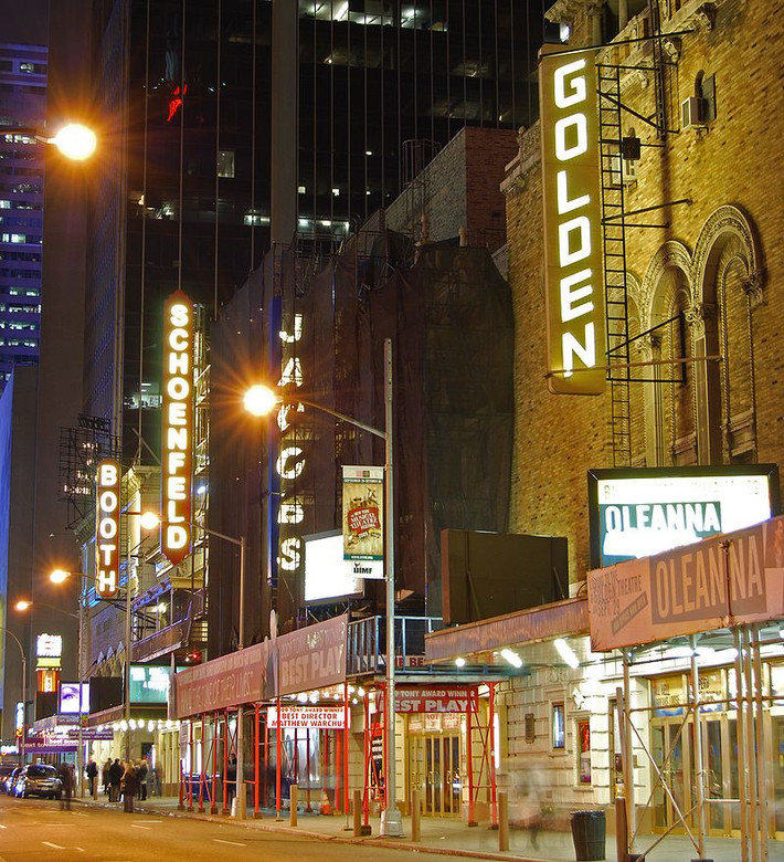 Khu vực nhà hát Broadway nằm trong bóng tối. Tàu điện ngầm, từng vận chuyển 750.000 hành khách mỗi ngày, giờ hầu hết đều vắng vẻ. Ảnh: Wikipedia.