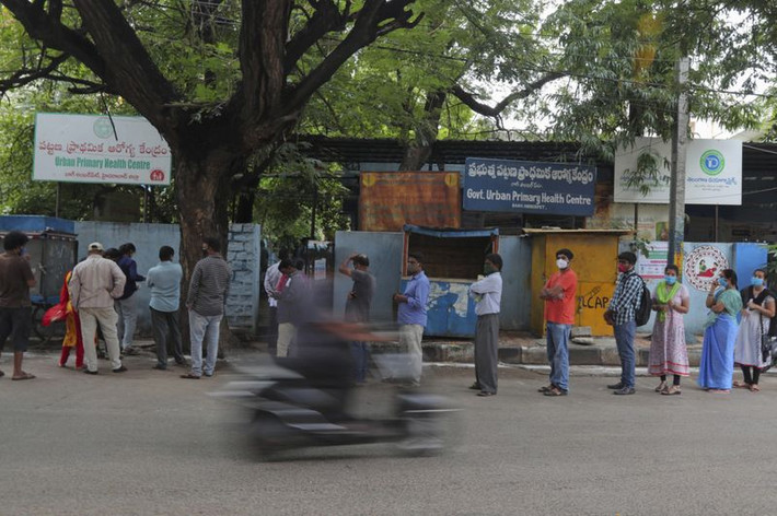 Người dân xếp hàng chờ đến lượt xét nghiệm tại trung tâm y tế ở Hyderabad.