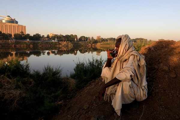 Người Sudan lo ngại con đập lớn ở thượng nguồn có thể làm giảm lưu lượng dòng chảy của sông Nile Xanh, đe doạ việc sản xuất gạch từ bùn trong lũ lụt của người dân địa phương.