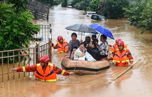 Ngay sau đó, hơn 600 người thuộc lực lượng cảnh sát vũ trang, cứu hỏa, quan chức địa phương và các đơn vị cứu hộ,...đã được huy động tham gia ứng phó tình trạng khẩn cấp. Ảnh: CNA.