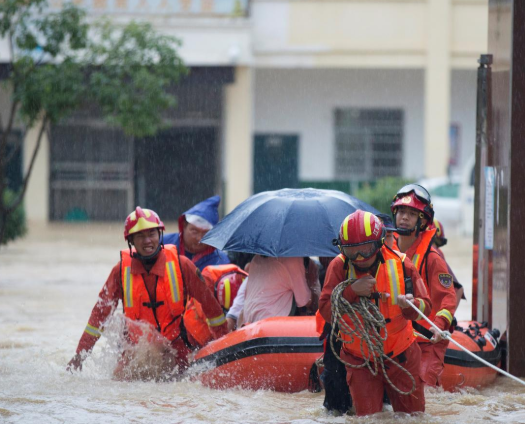 Trước tình hình hiện nay, Reuters ngày 11/7 dẫn nguồn tin từ truyền thông nhà nước Trung Quốc cho biết, chính quyền tỉnh Giang Tây đã nâng cấp độ cảnh báo ứng phó lũ lụt từ mức II lên mức I (mức cao nhất), báo hiệu nguy vỡ đập hoặc ngập lụt đặc biệt nguy hiểm trên một số tuyến sông. Ảnh: Reuters.