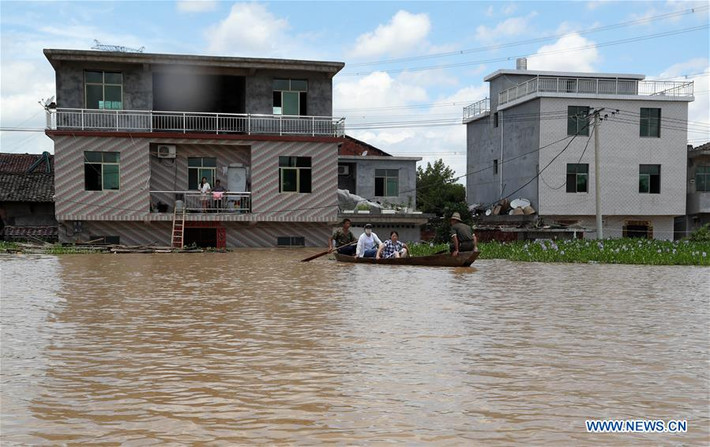 Trước đó, trong khi phát đi báo động đỏ về lũ, Cục Thủy văn tỉnh Giang Tây đã dự báo, trong vòng 5 ngày tới, do ảnh hưởng của mưa lớn và nước đổ về từ trung lưu sông Trường Giang, mực nước ở hồ Phiên Dương sẽ tiếp tục dâng cao và có thể xảy ra lũ lớn thiết lập mức đỉnh trong lịch sử. Ảnh: THX. Mời độc giả xem thêm video: Trung Quốc trước nguy cơ từ đập Tam Hiệp (Nguồn video: VTC Now)