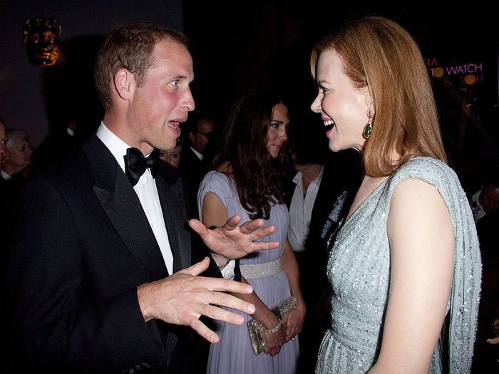 Hoàng tử William trò chuyện với nữ diễn viên Nicole Kidman khi tham dự sự kiện tại Los Angeles (Mỹ) năm 2011.