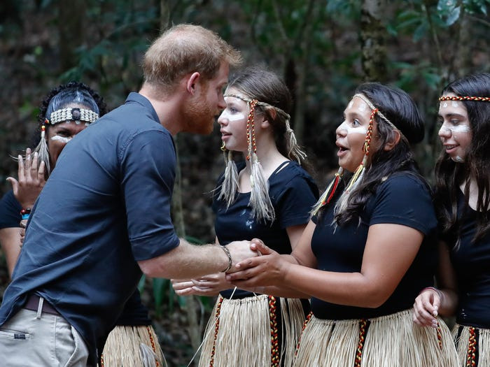 Hoàng tử Harry bắt tay các thành viên bộ lạc K'gari trên đảo Fraser, Australia, hồi năm 2018. Một cô gái K'gari rất phấn khích khi được gặp Hoàng tử Harry.