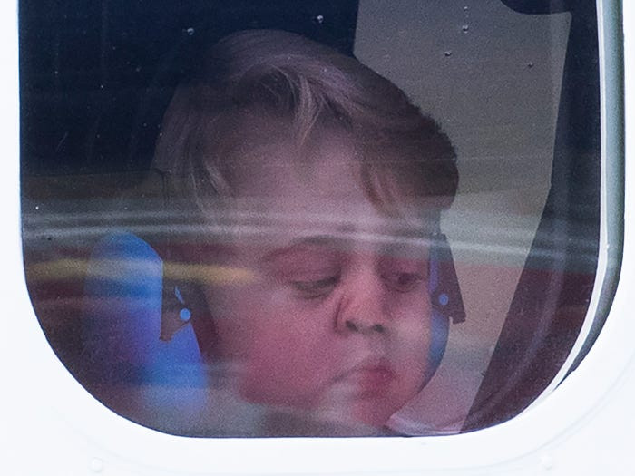 Tiểu Hoàng tử George, con trai cả của Hoàng tử William và Công nương Kate, áp mặt vào cửa sổ máy bay trong chuyến đi cùng gia đình tới Canada hồi năm 2016. Mời độc giả xem thêm video: Bốn thế hệ Hoàng gia Anh cùng chụp ảnh sau 120 năm (Nguồn video: VTC14)
