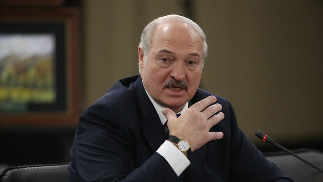 Sau khi rời khỏi quân ngũ, ông Lukashenko trở thành phó chủ tịch của một hợp tác xã, tiếp đến là người đứng đầu của một nông trường quốc doanh và nhà máy vật liệu xây dựng tại Shklov. Ảnh: Getty.