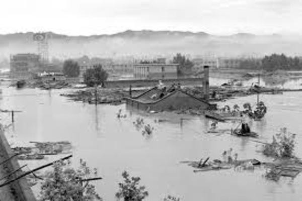 Theo International Rivers, ngay sau khi được hoàn thành năm 1952, đập Bản Kiều đã xuất hiện các vết nứt vỡ. Sau quá trình gia cố, đập Bản Kiều được mệnh danh là "Con đập thép" bất khả chiến bại... cho tới khi thảm họa kinh hoàng xảy ra. Ảnh: iask.ca.