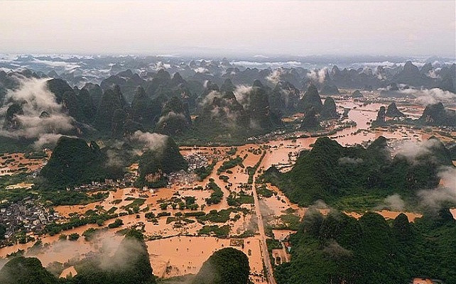 Hàng trăm đội cứu hộ lũ lụt chuyên nghiệp đã được triển khai tới các khu vực trọng điểm để giải cứu người dân. Ảnh: THX.