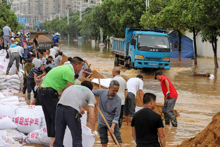 Các tỉnh chịu thiệt hại nặng nề nhất vì mưa lũ là Giang Tây, Hồ Bắc và Hồ Nam ở miền Trung; An Huy, Chiết Giang và Giang Tô ở miền Đông và thành phố lớn phía tây nam Trùng Khánh. Trong ảnh, mọi người xếp bao cát làm thành chắn lũ ở Cửu Giang, thành phố nằm bên bờ sông Trường Giang ở tỉnh Giang Tây.