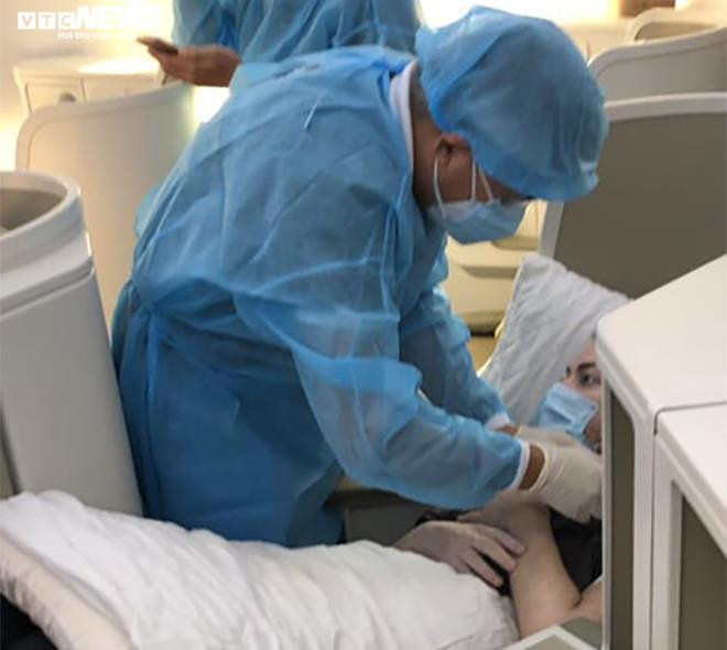Các bác sỹ kiểm tra sức khỏe và đeo khẩu trang cho bệnh nhân.