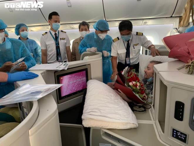 Trải qua hành trình bay dài từ Tân Sơn Nhất (TP.HCM) - Nội Bài (Hà Nội, Việt Nam) - Frankfurt (Đức) - Heathrow (Anh) song nam phi công người Anh tỏ ra khá vui vẻ, không có dấu hiệu mệt mỏi.