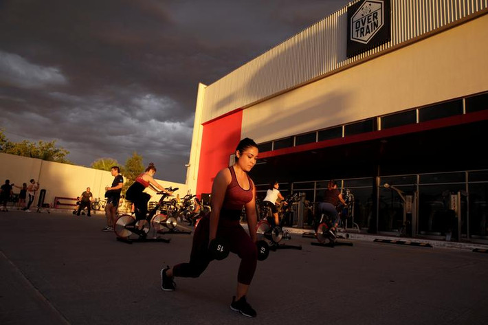 Mọi người tập thể dục tại một bãi đỗ xe của trung tâm thể hình ở Ciudad Juarez, Mexico, ngày 15/7.