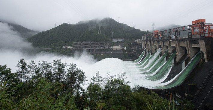 Theo China.org, hồ thủy điện Tân An Giang có chiều dài 466 m, cao 108 m, công suất 845 MW. Đây là đập thủy điện đầu tiên được xây dựng ở Trung Quốc với chiều cao hơn 100 m. Ảnh: Tân Hoa Xã.