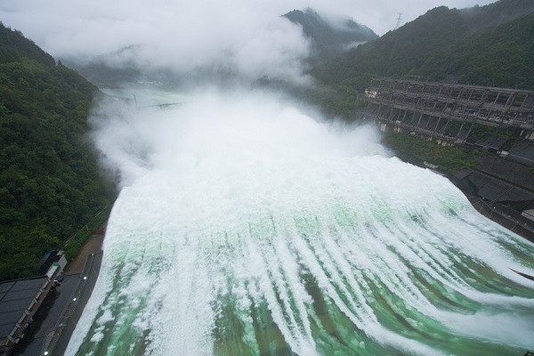 Tân An Giang, hồ thủy điện lớn nhất Chiết Giang, là dự án kiểm soát lũ quan trọng ở thượng nguồn sông Tiền Đường đã mở cửa xả lũ khi tình hình mưa lũ ở Trung Quốc tiếp tục diễn biến phức tạp. Ảnh: Tân Hoa Xã.