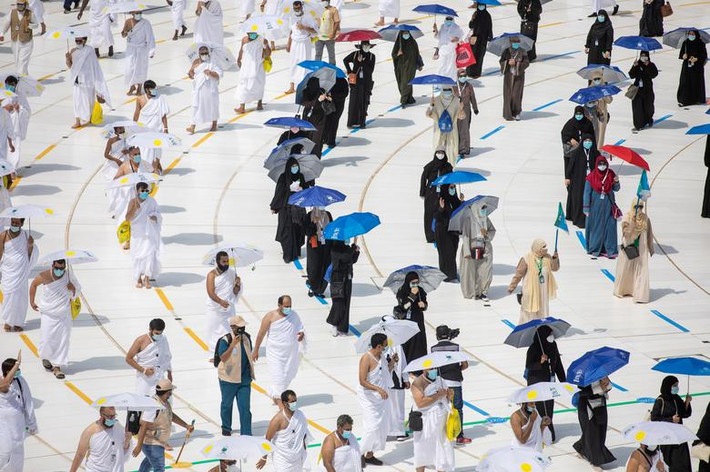 Họ di chuyển xung quanh khối đá thiêng Kaaba.