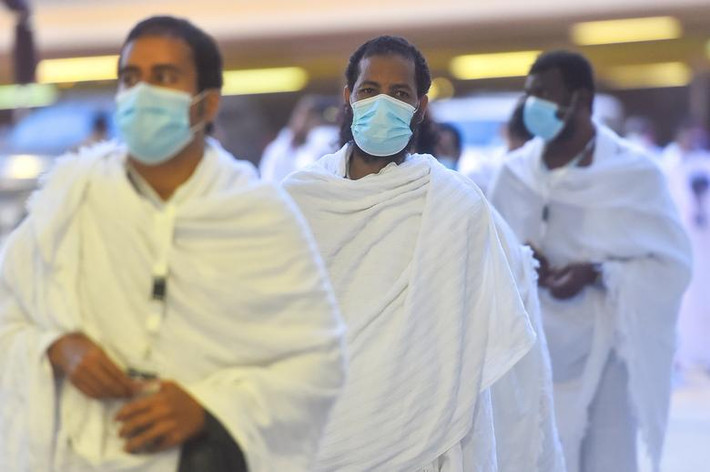 Cuộc hành hương hajj lần này khác so với những năm trước khi các tín đồ phải thực hiện giãn cách xã hội, đeo khẩu trang, đứng cách xa nhau và di chuyển theo từng nhóm nhỏ 20 người để hạn chế khả năng lây lan virus corona.